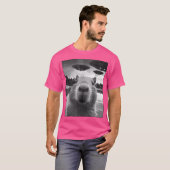 Ufos おもしろい DesiのグラフィックCapybaraセルフィー風変わり Tシャツ (正面フル)