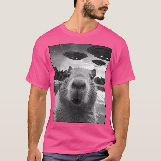 Ufos おもしろい DesiのグラフィックCapybaraセルフィー風変わり Tシャツ (正面)