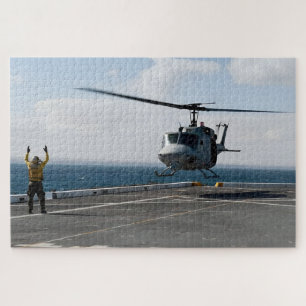 UH-1N Hueyを演出する米国のセーラー ジグソーパズル
