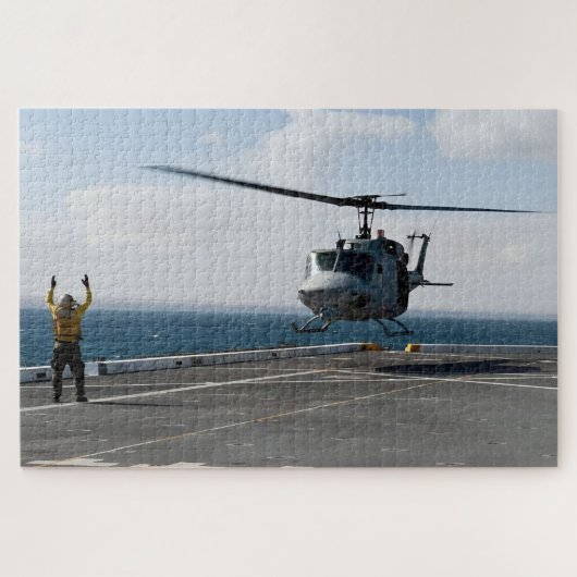 UH-1N Hueyを演出する米国のセーラー ジグソーパズル (横)