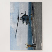 UH-1N Hueyを演出する米国のセーラー ジグソーパズル (縦)