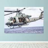UH-1Y VENOM 40x60 キャンバスプリント (インサイチュ (ウッドフロア))