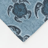 Uhane Honuのハイビスカスのろうけつ染めのハワイアンのカメ フリースブランケット (角)