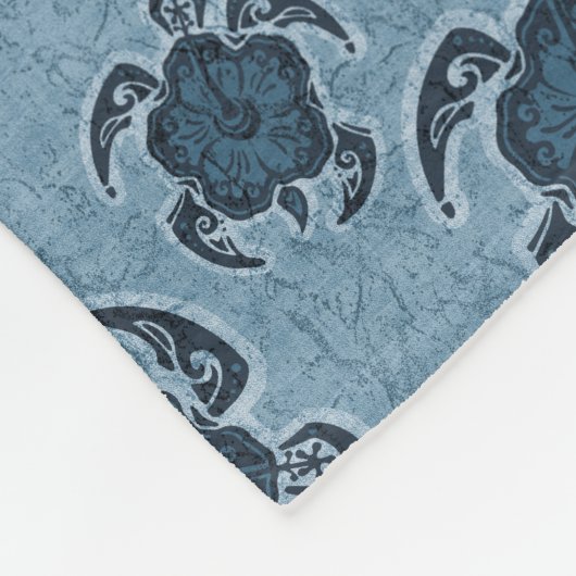 Uhane Honuのハイビスカスのろうけつ染めのハワイアンのカメ フリースブランケット (角)