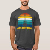 Ukes Not Nukes Funny Ukulele Player Guitar Gift Tシャツ (正面)