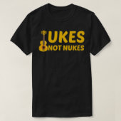 Ukes Not Nukes Ukuleleギタおもしろいープレーヤー Tシャツ (デザイン正面)