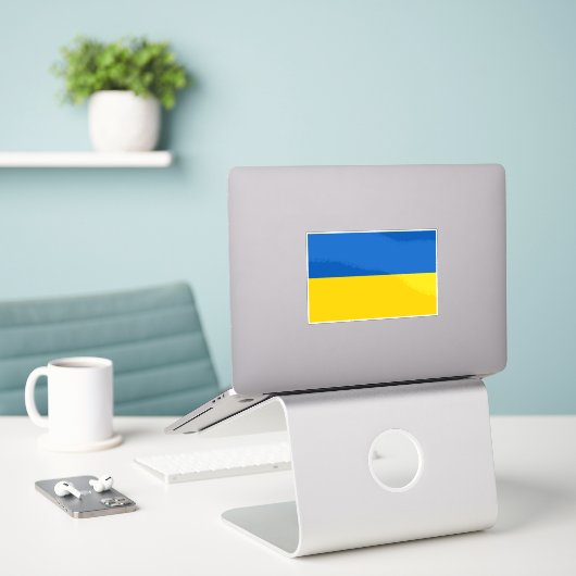 Ukrainian flag. I support Ukraine. シール (デスク上のノートパソコン)