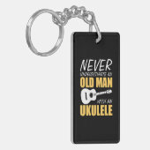 Ukuleleミュージシャンで老人を過小評価しない キーホルダー (正面左)