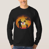 Ultimate Frisbee Fans Father and Son Playing Frisb Tシャツ (正面)