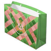 Ultra Chic Preppy Pink Green Argyle Monogram Crest ラージペーパーバッグ (裏面アングル)