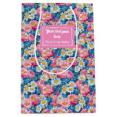 Ultra modern magenta pink floral gift bag wrap ミディアムペーパーバッグ (正面)