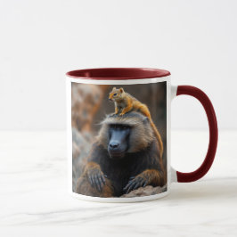 Un babouin avec un écureuil sur sa tête. マグカップ