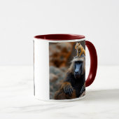 Un babouin avec un écureuil sur sa tête. マグカップ (正面右)