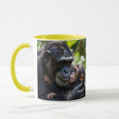 Un bébé chimpanzé câline sa maman dans la jungle. マグカップ (左)