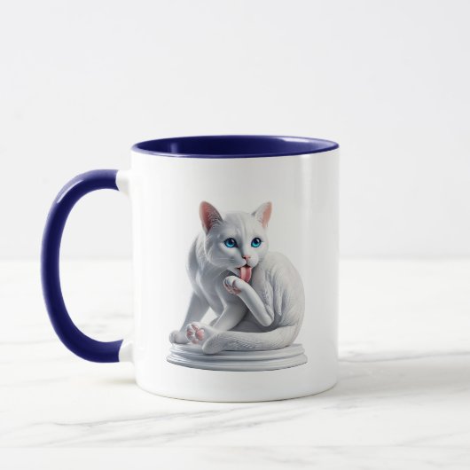Un chat fait délicatement sa toilette. マグカップ (左)