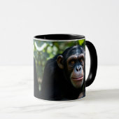 Un chimpanzé te fixe droit dans les yeux. マグカップ (正面右)