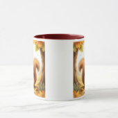 Un écureuil et sa noisette prête à être dégustée. マグカップ (中央)