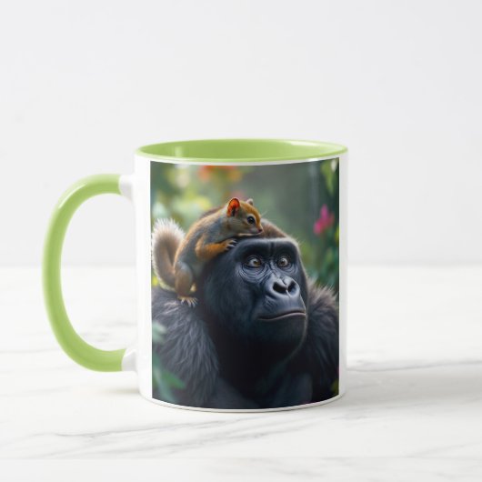 Un écureuil grimpe sur la tête d'un gorille.  マグカップ (左)