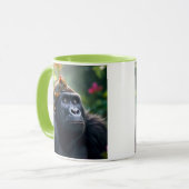 Un écureuil grimpe sur la tête d'un gorille.  マグカップ (正面左)