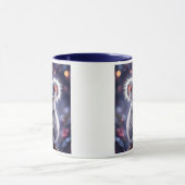 Un koala agrippé à une branche observe la nature. マグカップ (中央)