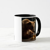 Un ours se prépare à une dégustation sucrée. マグカップ (正面右)