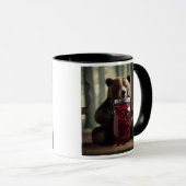 Un ourson assis devant un pot de confiture. マグカップ (正面右)