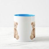 Un ourson en peluche devant un vélo d'enfant. マグカップ (中央)