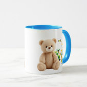 Un ourson en peluche devant un vélo d'enfant. マグカップ (正面右)