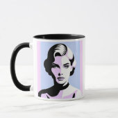 Un portrait hypnotique entre ombre et lumière. マグカップ (左)