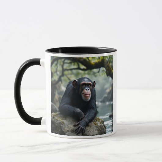 Un singe chimpanzé au repos sur un rocher. マグカップ (左)