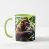 Un singe curieux tenant un crâne. マグカップ (左)