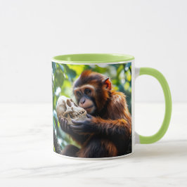 Un singe curieux tenant un crâne. マグカップ