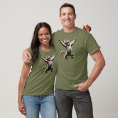 Un singe excité les bras en l'air. tシャツ (ユニセックス)