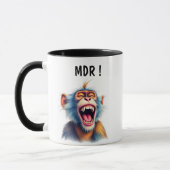 Un singe rigolo mort de rire. マグカップ (左)