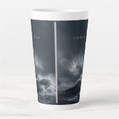 Unbroken - 暗い嵐の海の美学の引用 カフェラテマグ (正面)