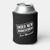 UNDER NEW MANAGEMENTたった今結婚しました缶クーラー 缶クーラー (缶裏面)