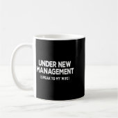Under New Management Speak To My Wife Fun Newlywed コーヒーマグカップ (左)
