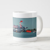 Under new ownership, depicts a reverse of fortune. ジャンボコーヒーマグカップ (正面右)