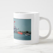 Under new ownership, depicts a reverse of fortune. ジャンボコーヒーマグカップ (右)