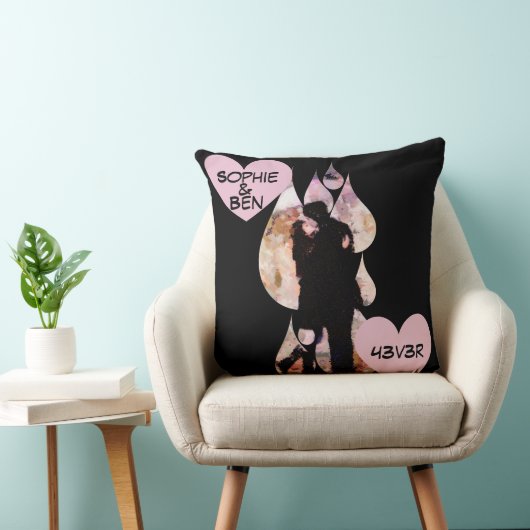 Under Umbrella: Romantic Couple Kissing in Rain クッション (椅子)