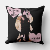 Under Umbrella: Romantic Couple Kissing in Rain クッション (正面)