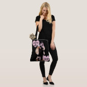 Under Umbrella: Romantic Couple Kissing in Rain トートバッグ (モデル)