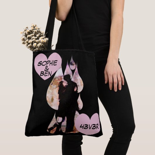 Under Umbrella: Romantic Couple Kissing in Rain トートバッグ (クローズアップ)