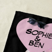 Under Umbrella: Romantic Couple Kissing in Rain ビーチタオル (インサイチュ)