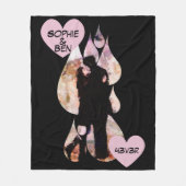 Under Umbrella: Romantic Couple Kissing in Rain フリースブランケット (正面)