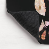 Under Umbrella: Romantic Couple Kissing in Rain マウスパッド (コーナー)