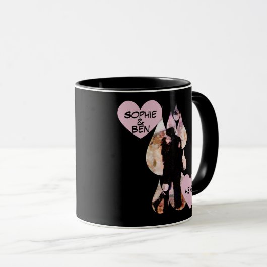 Under Umbrella: Romantic Couple Kissing in Rain マグカップ (正面右)