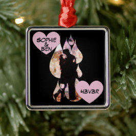 Under Umbrella: Romantic Couple Kissing in Rain メタルオーナメント