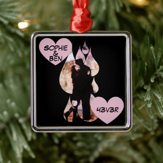 Under Umbrella: Romantic Couple Kissing in Rain メタルオーナメント (ツリー)