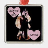 Under Umbrella: Romantic Couple Kissing in Rain メタルオーナメント (正面)